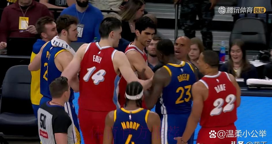 卡尔顿全场出战26分钟，16中12得到25分10板5助攻3盖帽